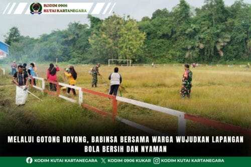 Melalui Gotong Royong, Babinsa Bersama Warga Wujudkan Lapangan Bola Bersih dan Nyaman