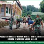 Wujud Kepedulian Terhadap Rumah Ibadah, Babinsa Bersama Warga Lakukan Semenisasi Jalan Masjid