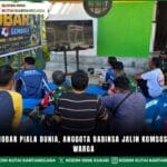 Melalui Nobar Piala Dunia, Anggota Babinsa Jalin Komsos Bersama Warga
