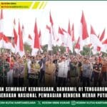 Tanamkan Semangat Kebangsaan, Danramil 01 Tenggarong Hadiri Gerakan Nasional Pembagian Bendera Merah Putih