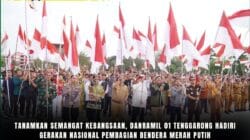 Tanamkan Semangat Kebangsaan, Danramil 01 Tenggarong Hadiri Gerakan Nasional Pembagian Bendera Merah Putih