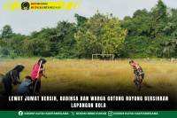 Lewat Jumat Bersih, Babinsa dan Warga Gotong Royong Bersihkan Lapangan Bola