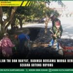 Kemanunggalan TNI dan Rakyat, Babinsa Bersama Warga Bersihkan Parit Secara Gotong Royong