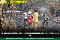 Tim Gabungan Gerak Cepat Padamkan Kebakaran Demi Cegah Penyebaran Api