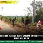 Kekompakan Babinsa Bersama Warga Lakukan Gotong Royong Bersihkan Kanan Kiri Jalan