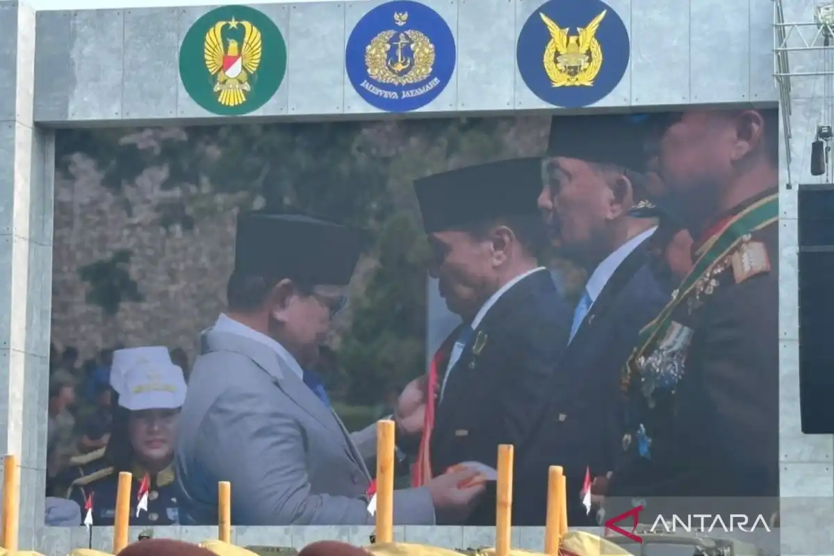 Prabowo Berikan Bintang Maha Putra kepada Tujuh Tokoh TNI dalam HUT Ke-81