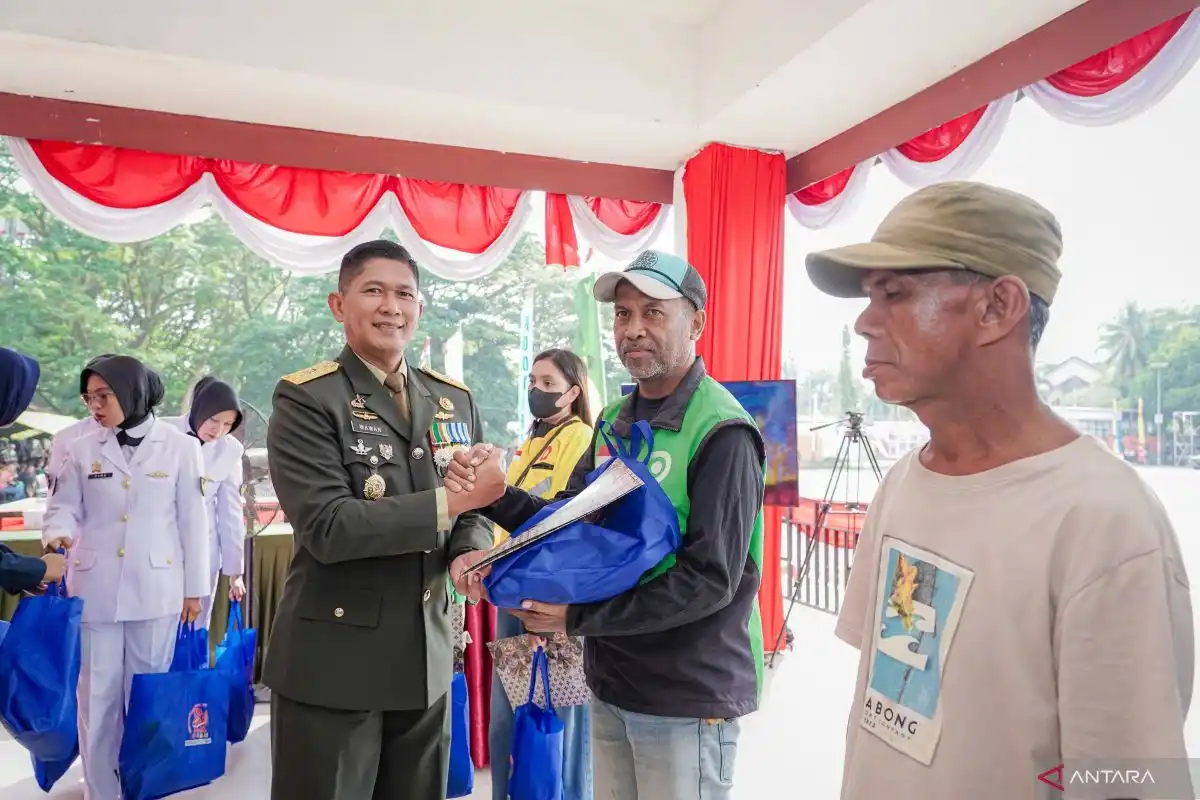 Kodam Pattimura Salurkan 500 Paket Sembako bagi Warga Ambon pada HUT Ke-81 TNI