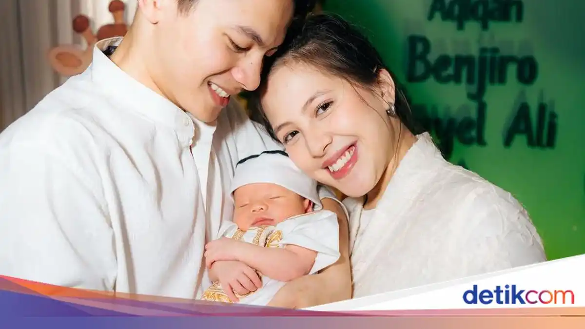 Adhisty Zara dan Tsaqib Perkenalkan Wajah Putra Mereka dalam Momen Akikah