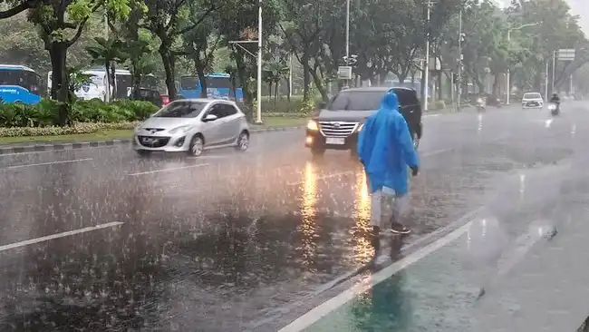 Hujan Mulai Turun, Musim Penghujan Indonesia Belum Merata