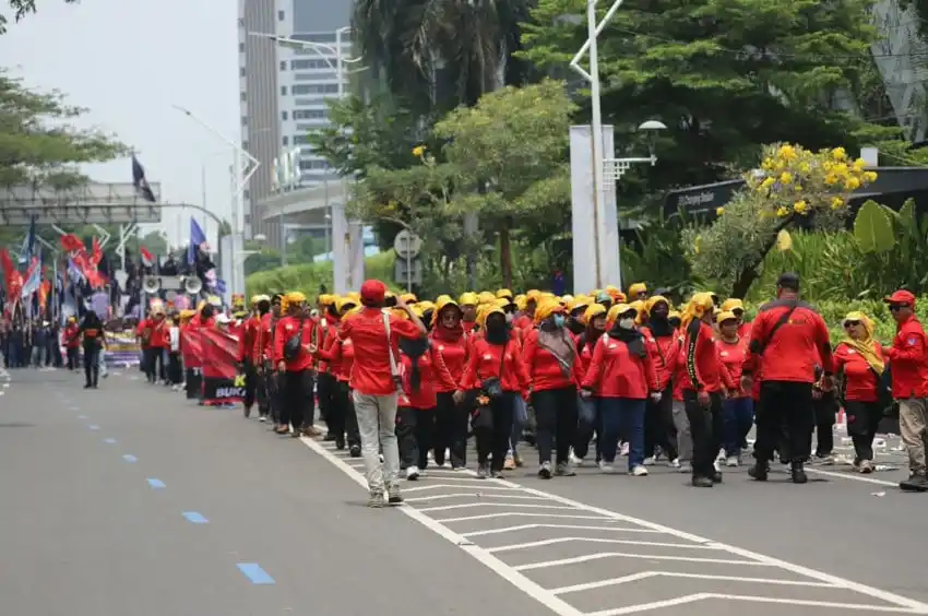 Ribuan Buruh Padati Depan Gedung DPR, Serukan Perlindungan dan Kepastian Kerja