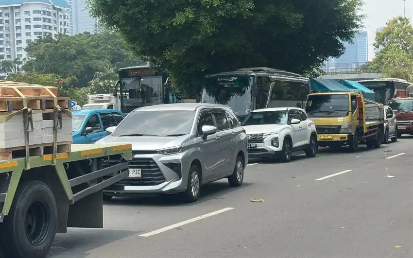 Akses Gatot Subroto Depan DPR Ditutup Saat Aksi Buruh, Ribuan Peserta Sampaikan Tuntutan