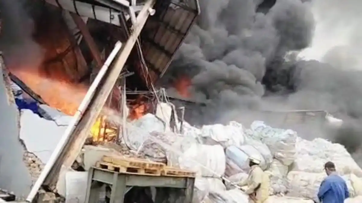 Korsleting Mesin Printing Diduga Picu Kebakaran Pabrik Plastik di Cikupa