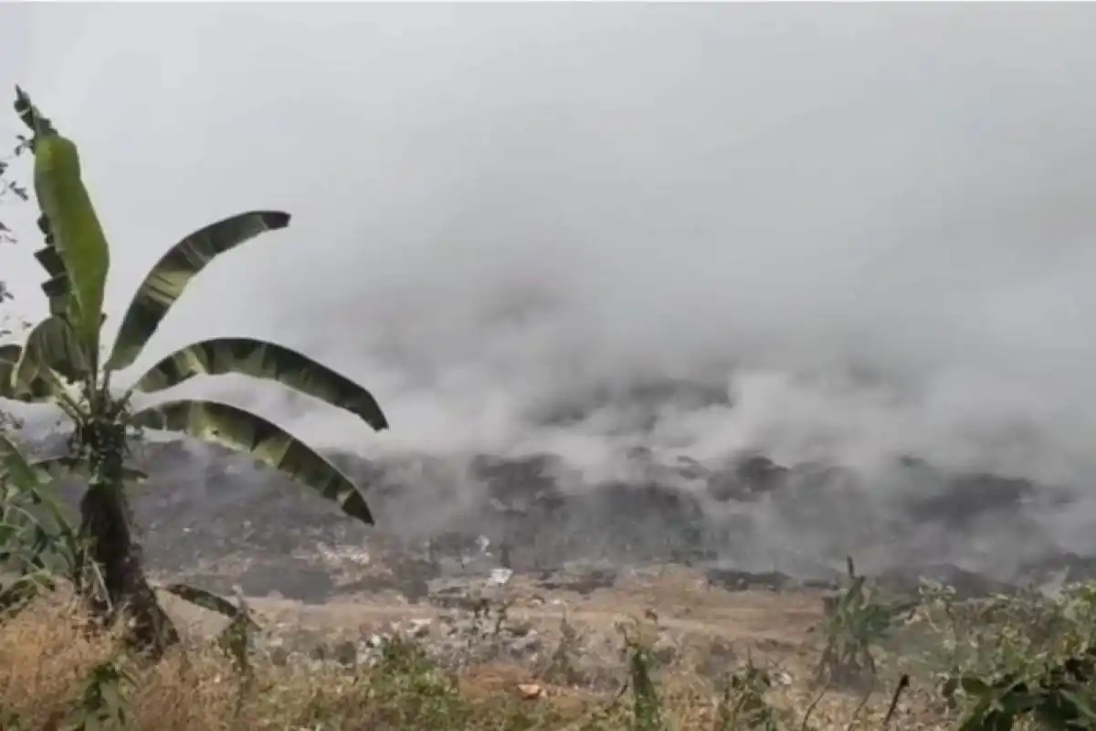 DLH Cirebon Mempercepat Pendinginan Sisa Kebakaran di TPAS Gunung Santri