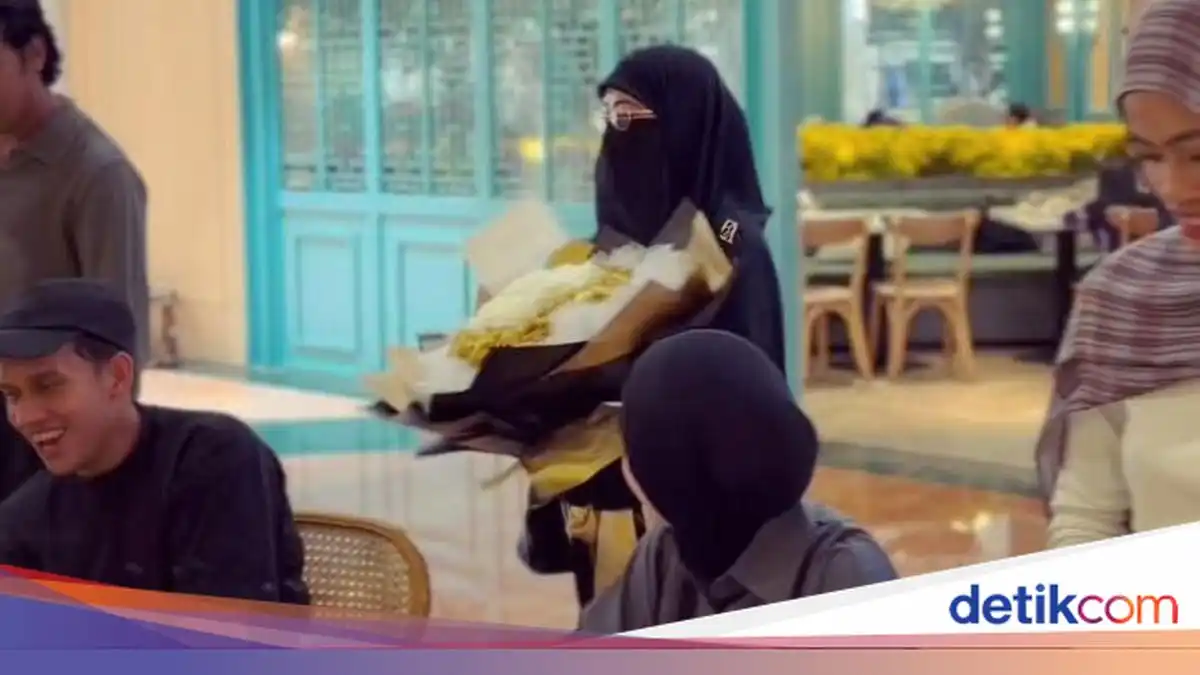 Perayaan Kemenangan Indonesia, Egy Maulana Vikri Dapat Buket Bunga dari Ummi Pipik