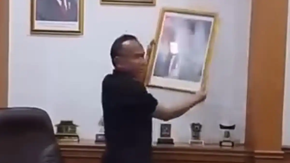 Usai Putusan MK, Wakil Ketua DPRD Sukabumi Lepas Foto Gibran dari Ruang Kerja
