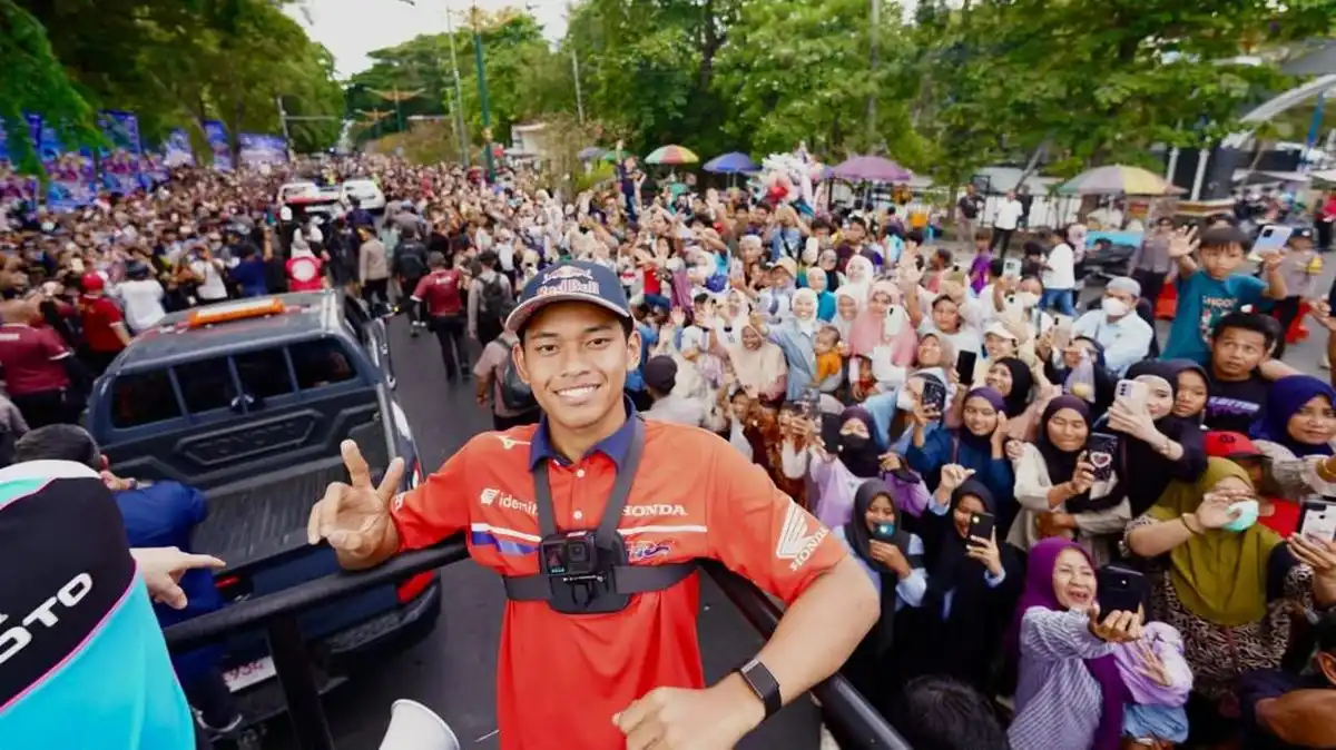 Veda Ega Bersama Marc Marquez Ikuti Parade Jelang MotoGP Mandalika 2026