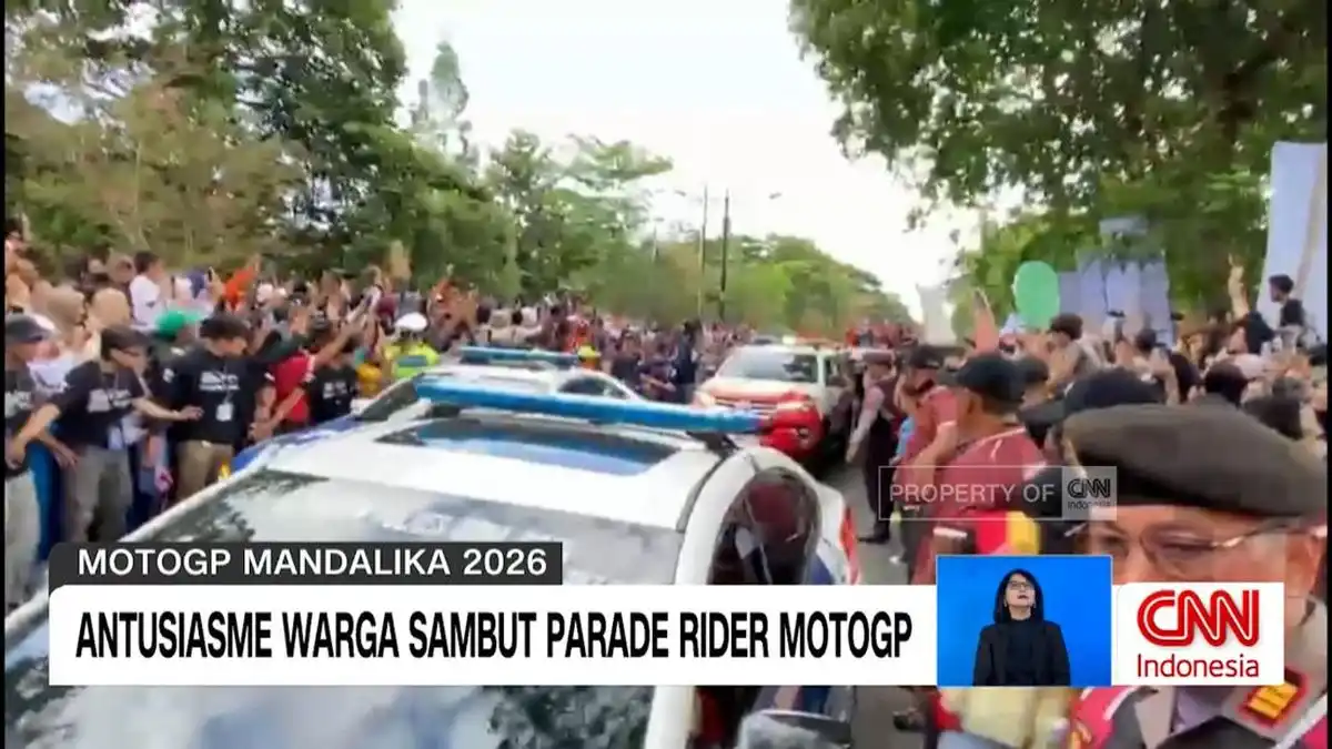 Antusiasme Warga Mataram Menyambut Parade Pembalap MotoGP Mandalika