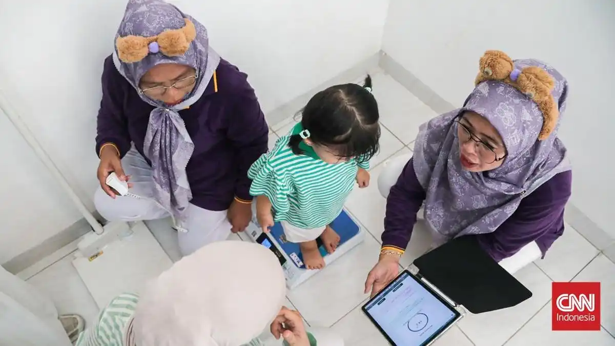 Kader Posyandu Gunakan Aplikasi JakAntro dalam Layanan Smart Posyandu Jakarta