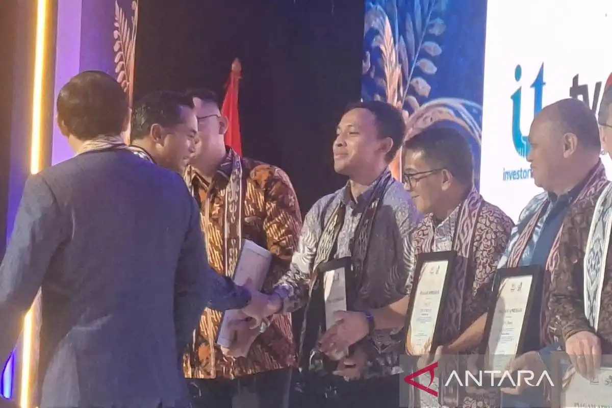 Perum LKBN Terima Penghargaan dari Kadin Indonesia dalam Gala Dinner HUT ke-58