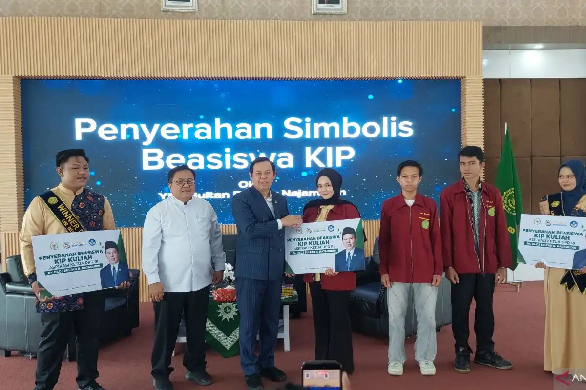 Sultan B Najamuddin Salurkan Bantuan KIP Kuliah bagi Mahasiswa Bengkulu