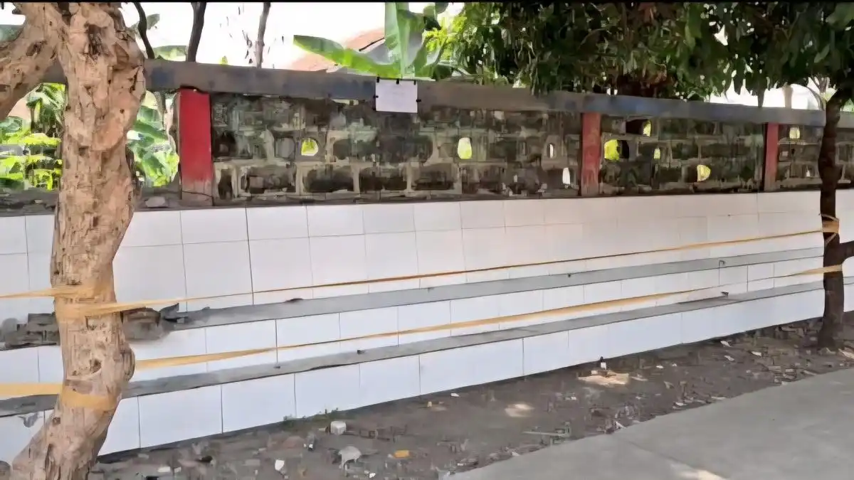 Dua Siswa Terluka Setelah Tembok Pembatas SDN Tapos 3 Depok Roboh
