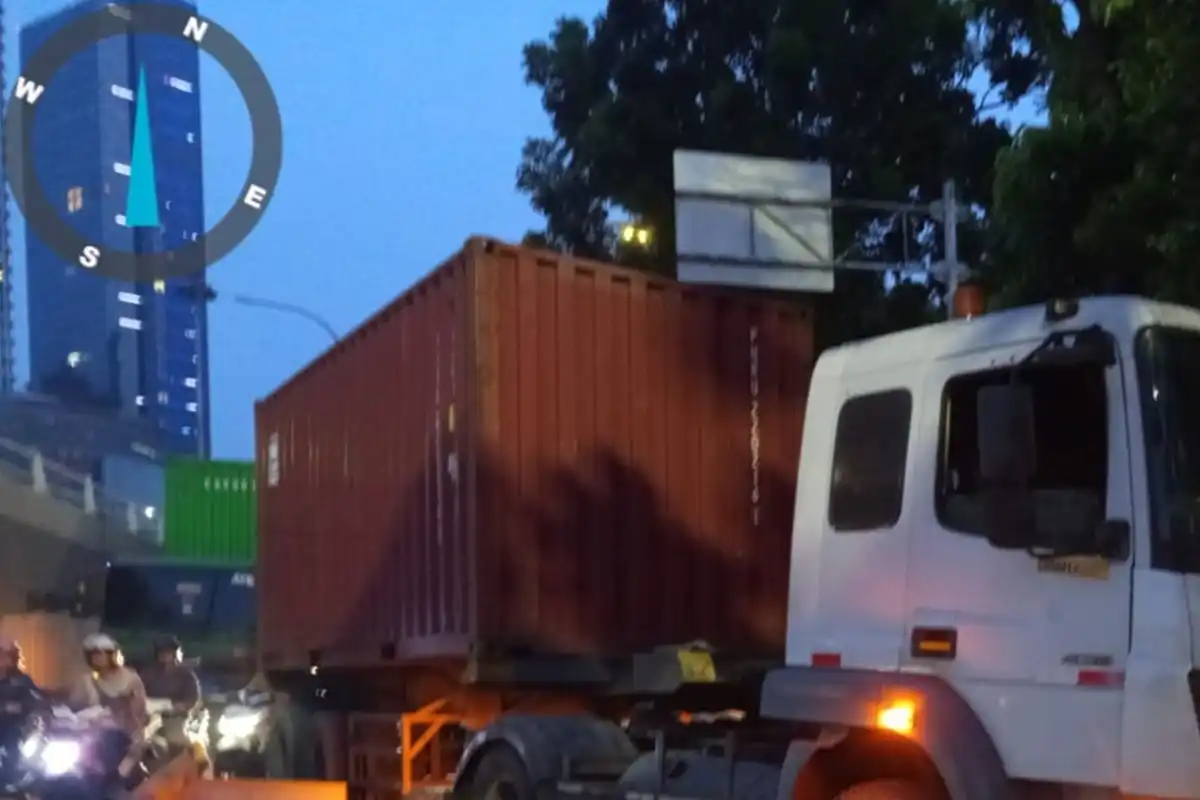 Truk Kontainer Menabrak Separator Jalan S. Parman Setelah Menghindari Sepeda Motor