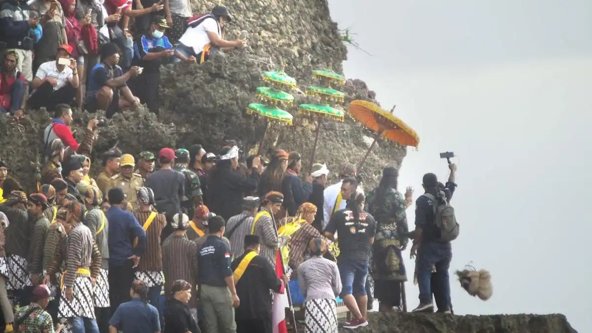 Ritual-ritual ini telah berlangsung secara turun-temurun, menjaga kisah-kisah kuno tetap hidup di tengah modernitas
