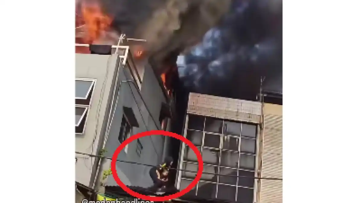 Ibu dan Bocah Melompat dari Bangunan Terbakar di Rawamangun, Satu Orang Terluka